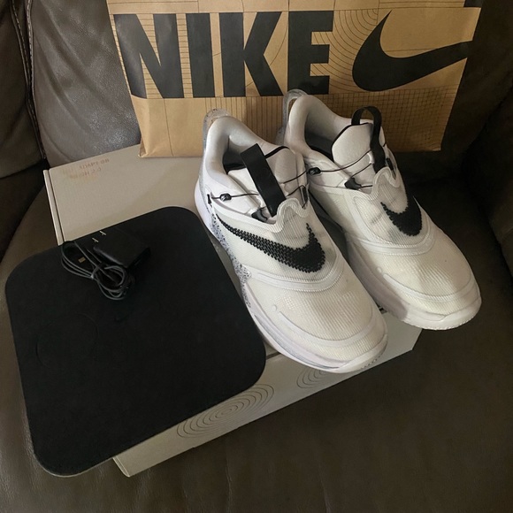 Nike Adapt smart shoe!!! Comes with charging pad